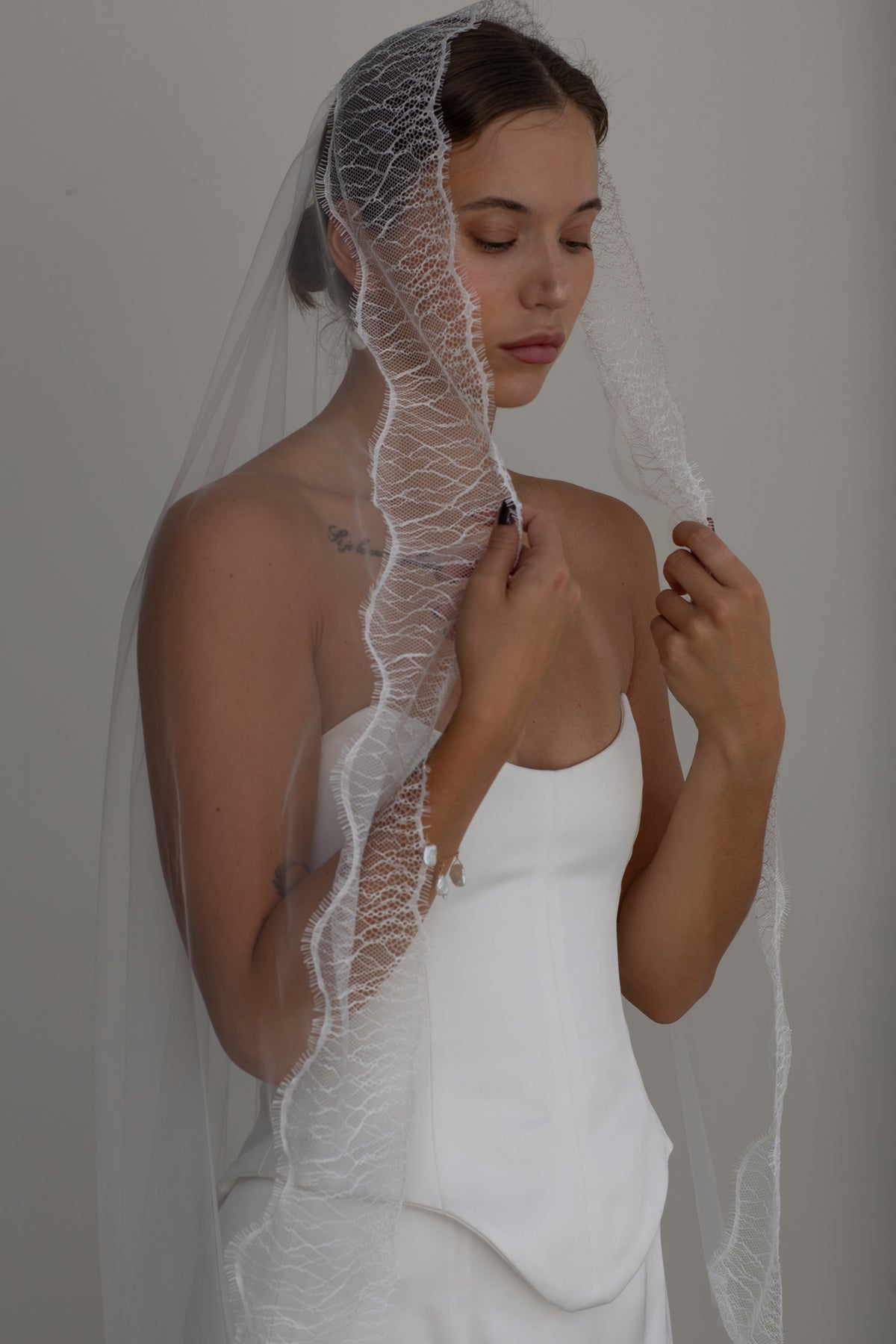 RIVAGE Lace Mantilla Cathedral Veil