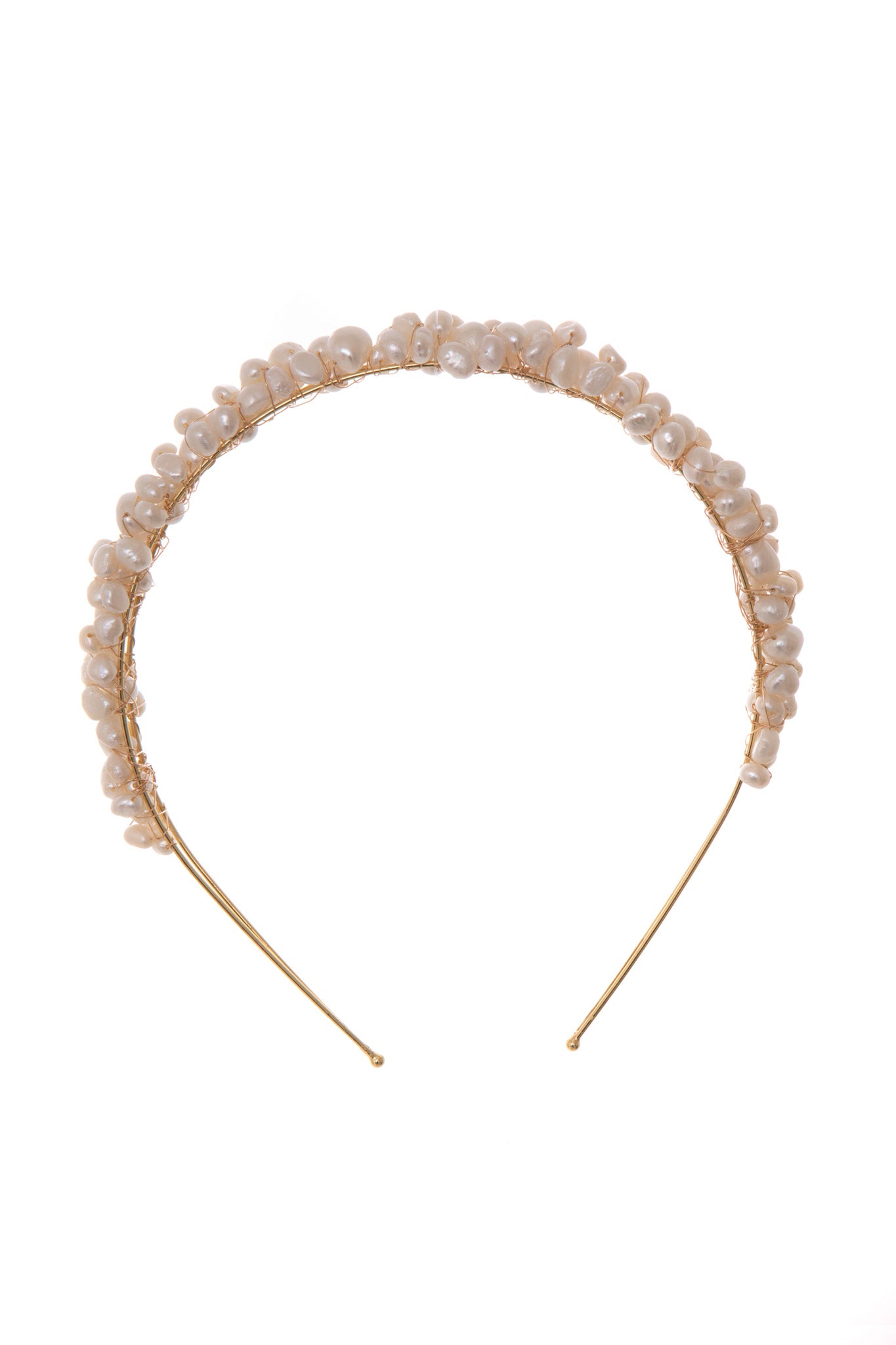 Pearls never fail to create an air of elegant femininity. This headband is the perfect contemporary piece for any bridal moment.