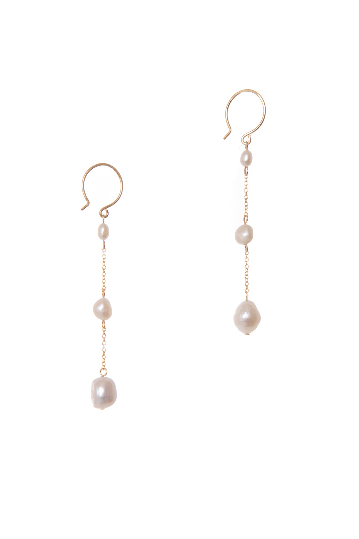 Trois pearl earrings are crafted with freshwater pearls of graduating sizes and 14k yellow gold-filled chain for a classic yet modern look.
