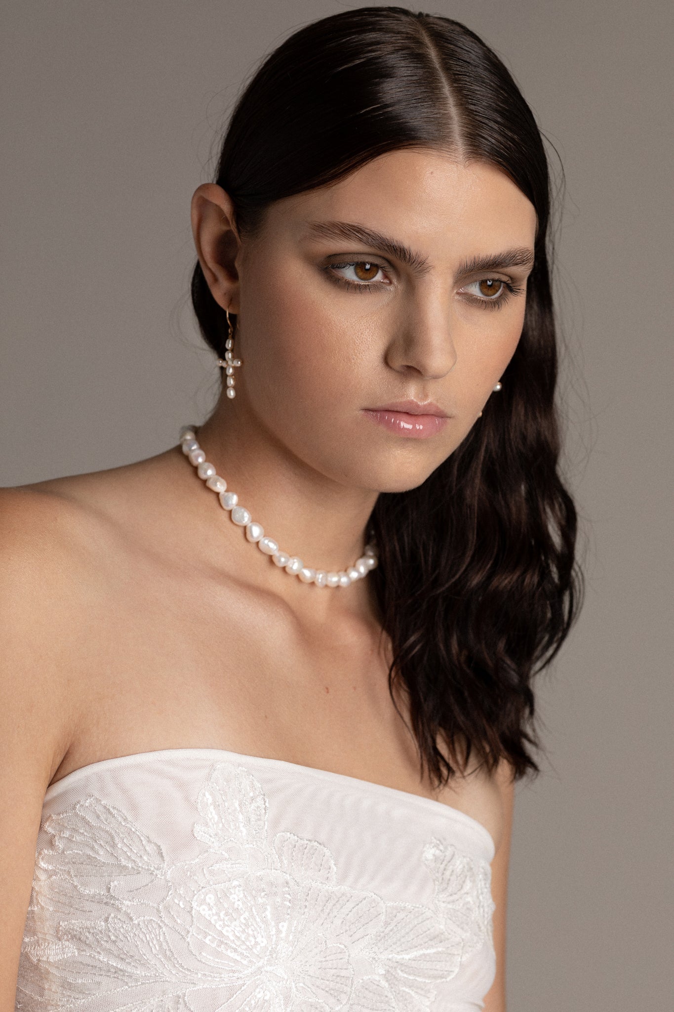 This choker showcases large, irregular freshwater pearls strung on a wire, creating a distinctive and captivating look.