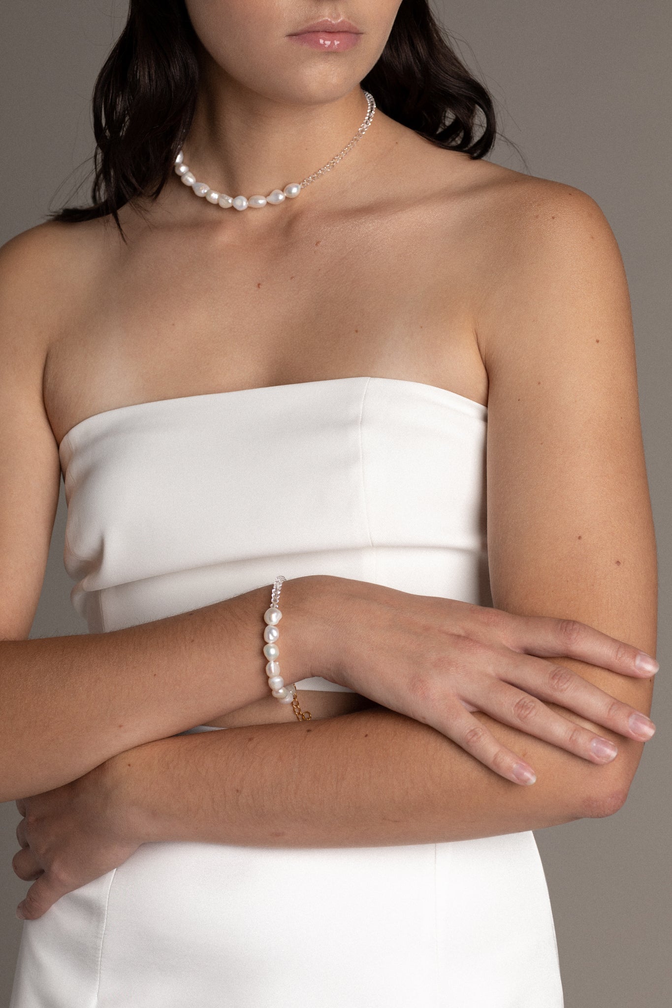 This captivating piece features a fusion of lustrous freshwater pearls and sparkling Preciosa crystals.