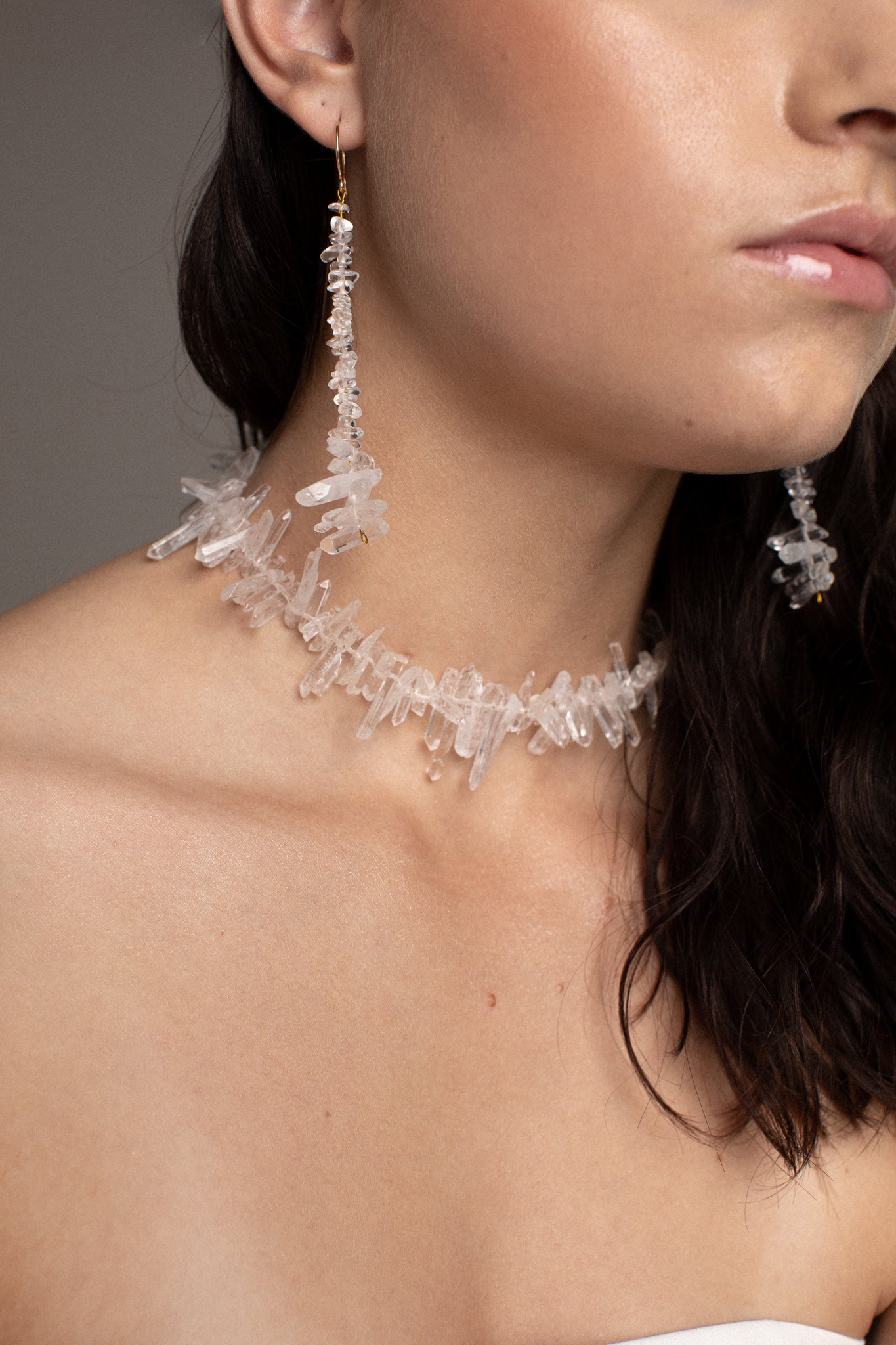 Adorned with quartz raw crystals, this choker captures a unique and raw charm.