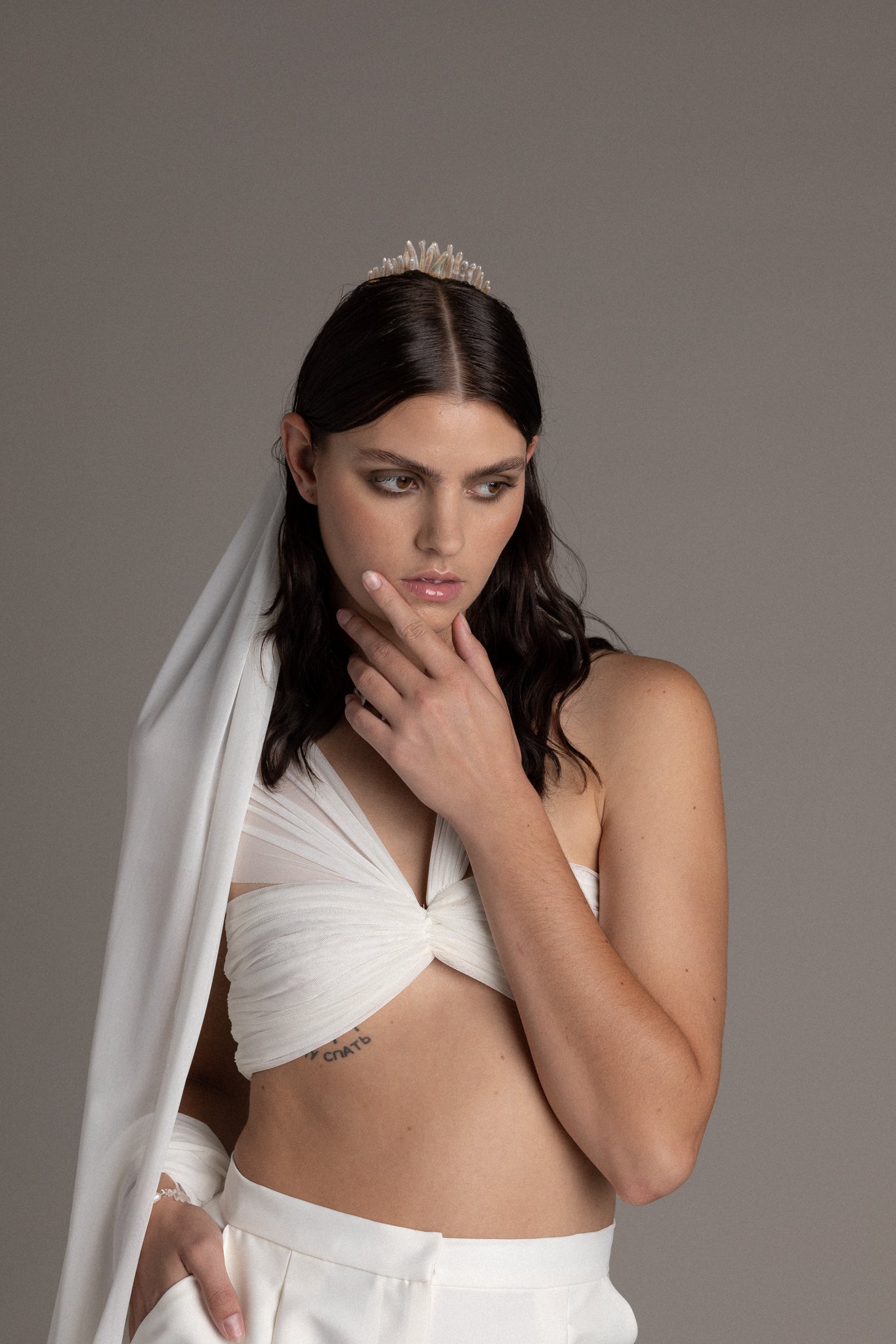 Adorned with an enchanting array of irregular freshwater pearls, this veil is meticulously designed to elevate your bridal ensemble with a touch of contemporary coolness.