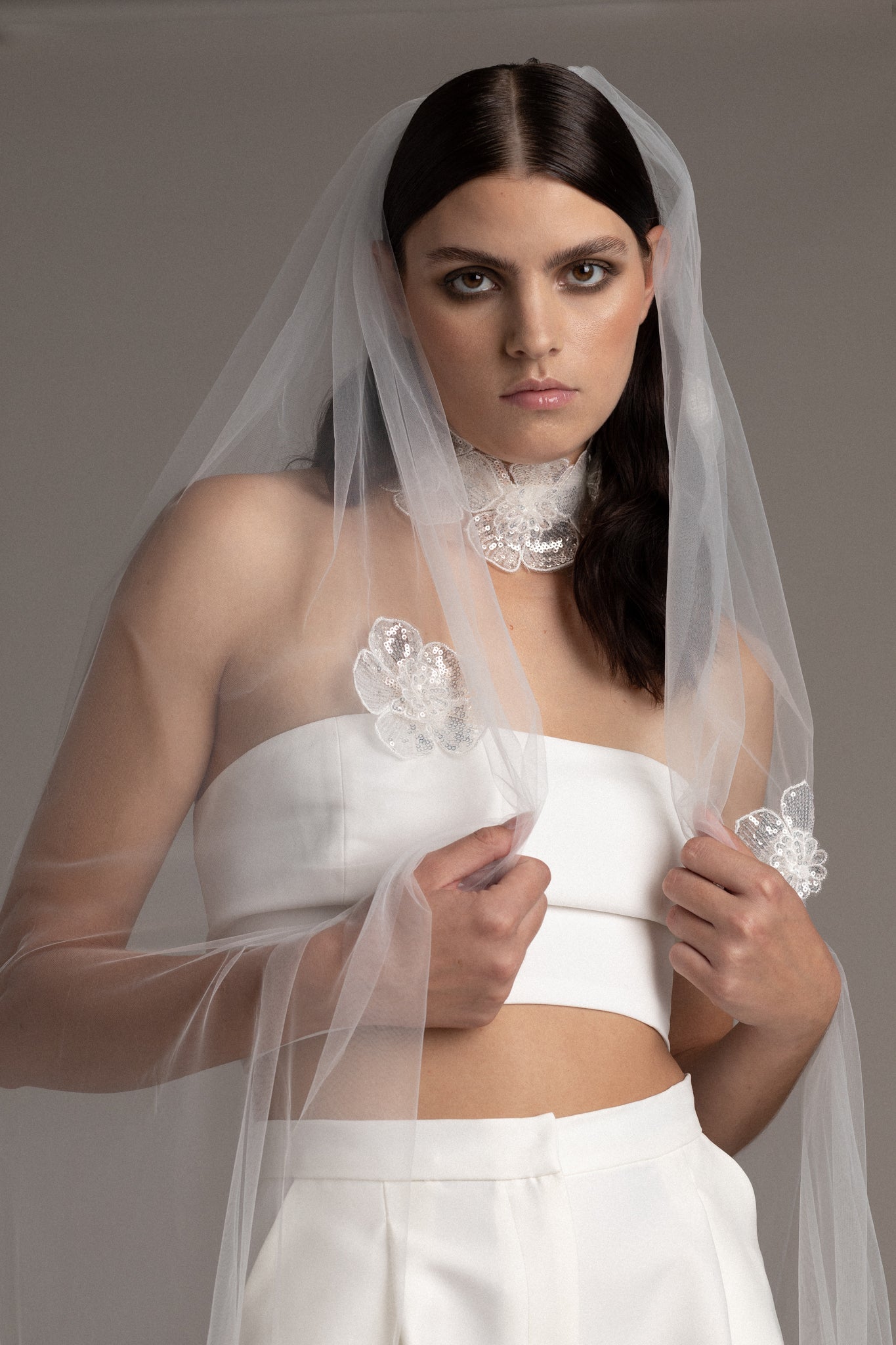This veil effortlessly complements any bridal ensemble, igniting a radiant shimmer that captures sunlight with captivating allure. 