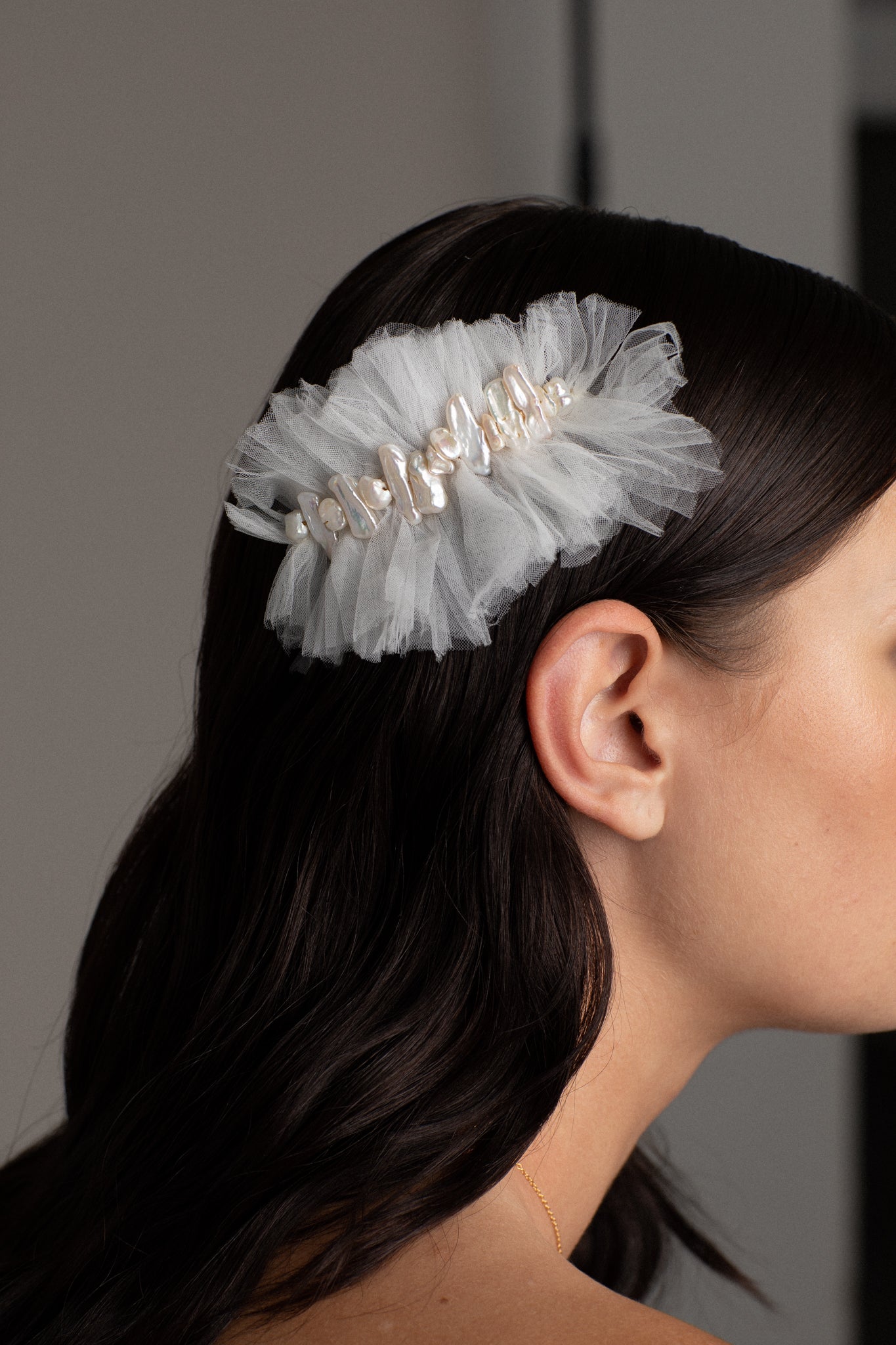 Crafted with tulle and adorned with freshwater keishi pearls, this comb brings a unique charm to any hairstyle.