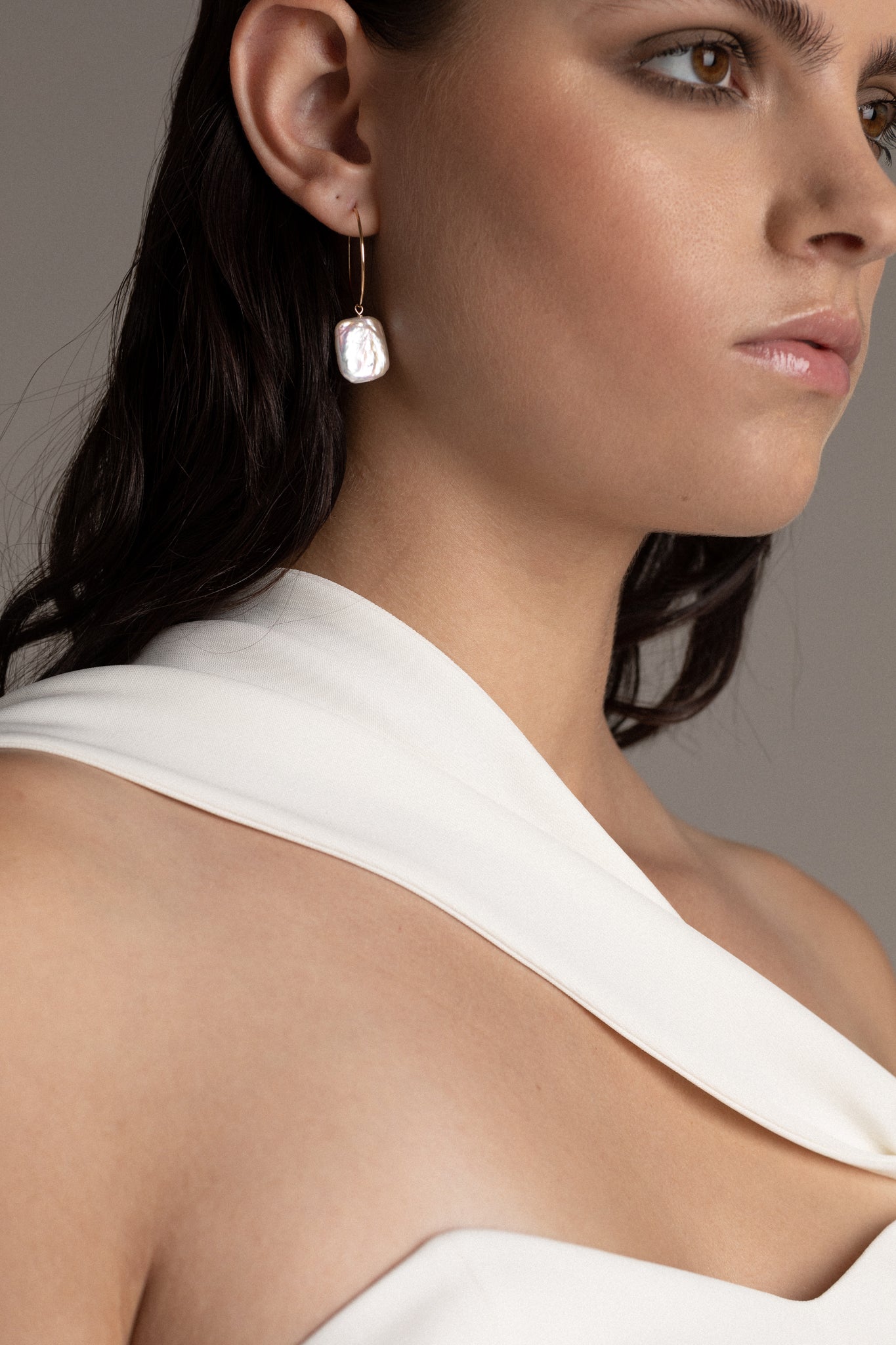 These hoops feature square-shaped pearls that exude a modern charm, creating a captivating accessory. 