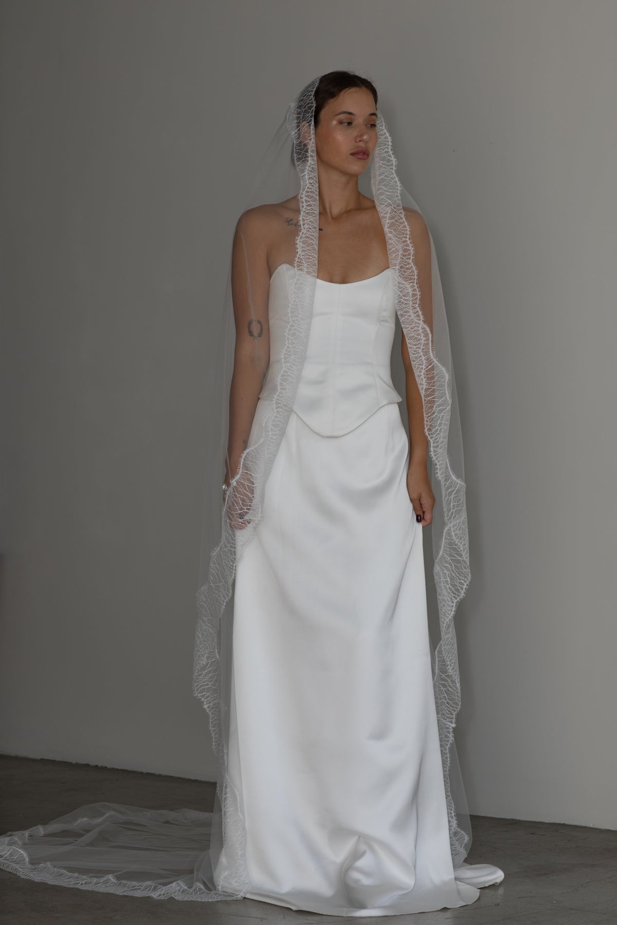 RIVAGE Lace Mantilla Cathedral Veil