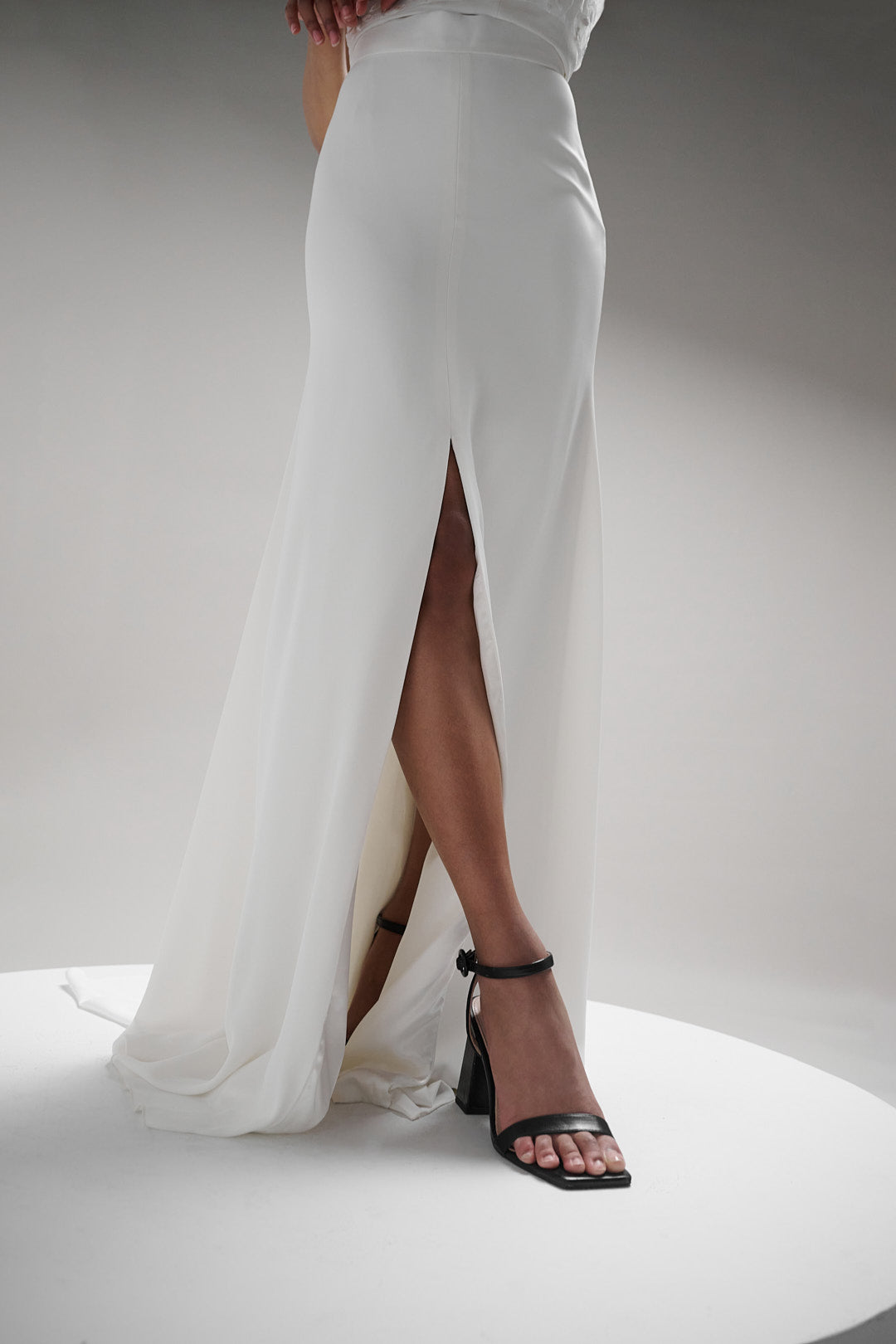 Flattering long crepe skirt with customizable slit side - perfect for modern minimalism