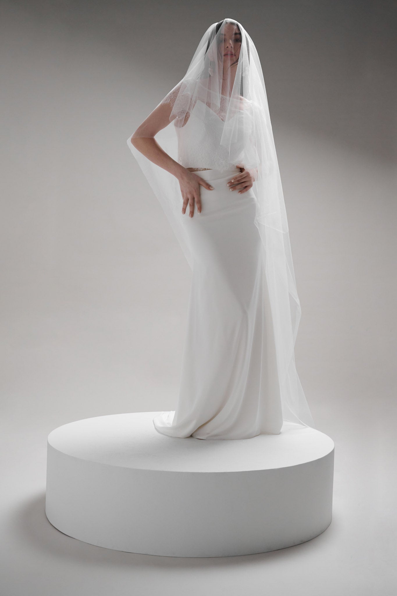 Luxurious ivory tulle veil perfect for the classic bride, exuding sophistication and ethereal femininity