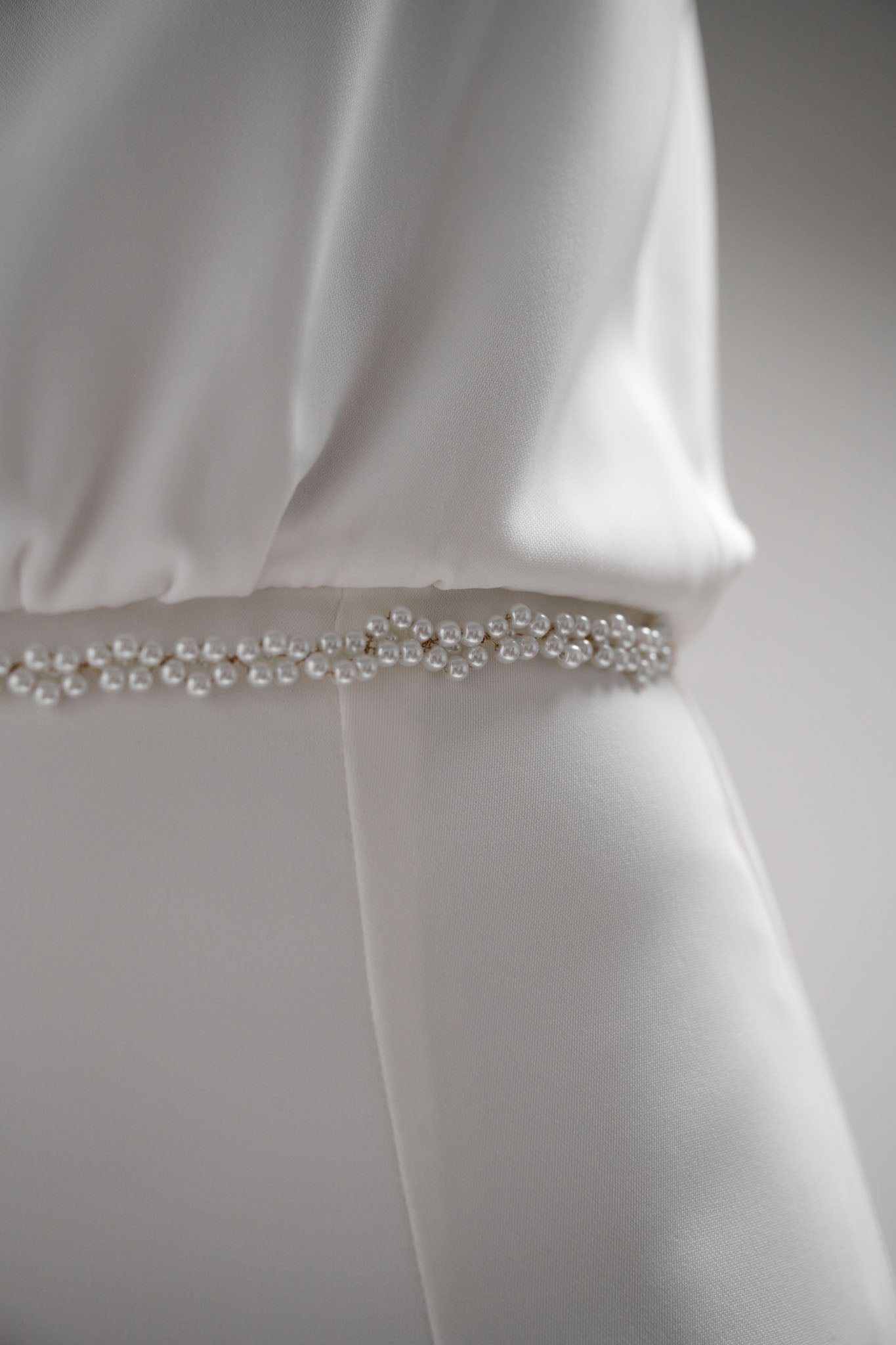 Daisy belt, with its elegant pearls and delicate satin, is a perfect addition to any modern wedding dress. Available in gold or silver wiring, it can easily be tied into a bow for a chic and sophisticated look.