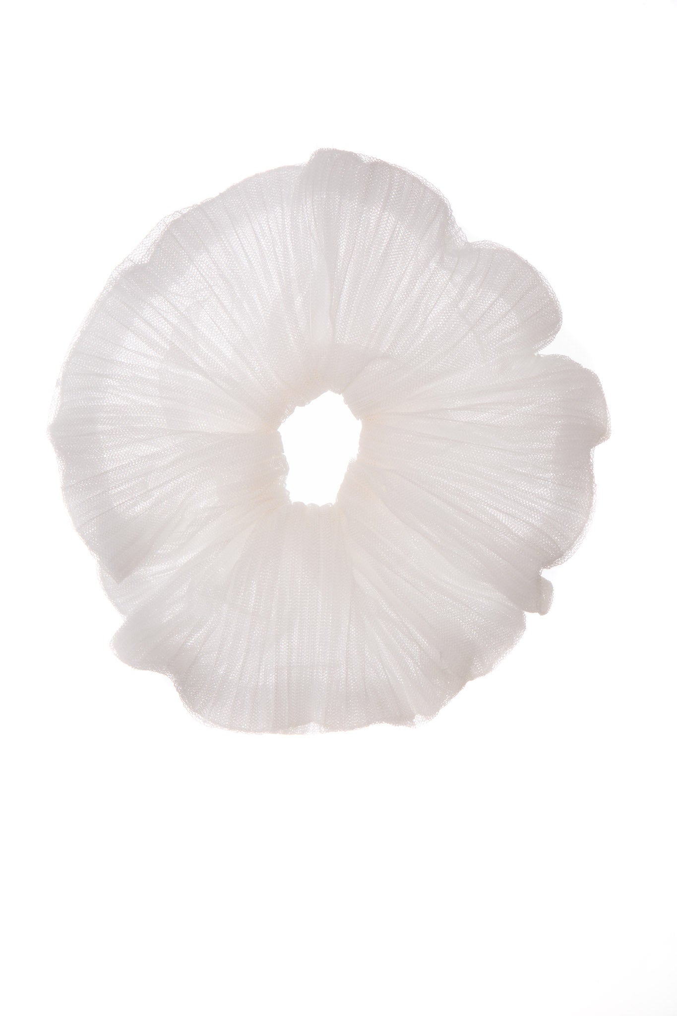A retro 60s inspired scrunchie of ivory pleated tulle. Perfect to complete a sleek ponytail and minimalist bridal look. Or a perfect gift for each of your bridesmaids!