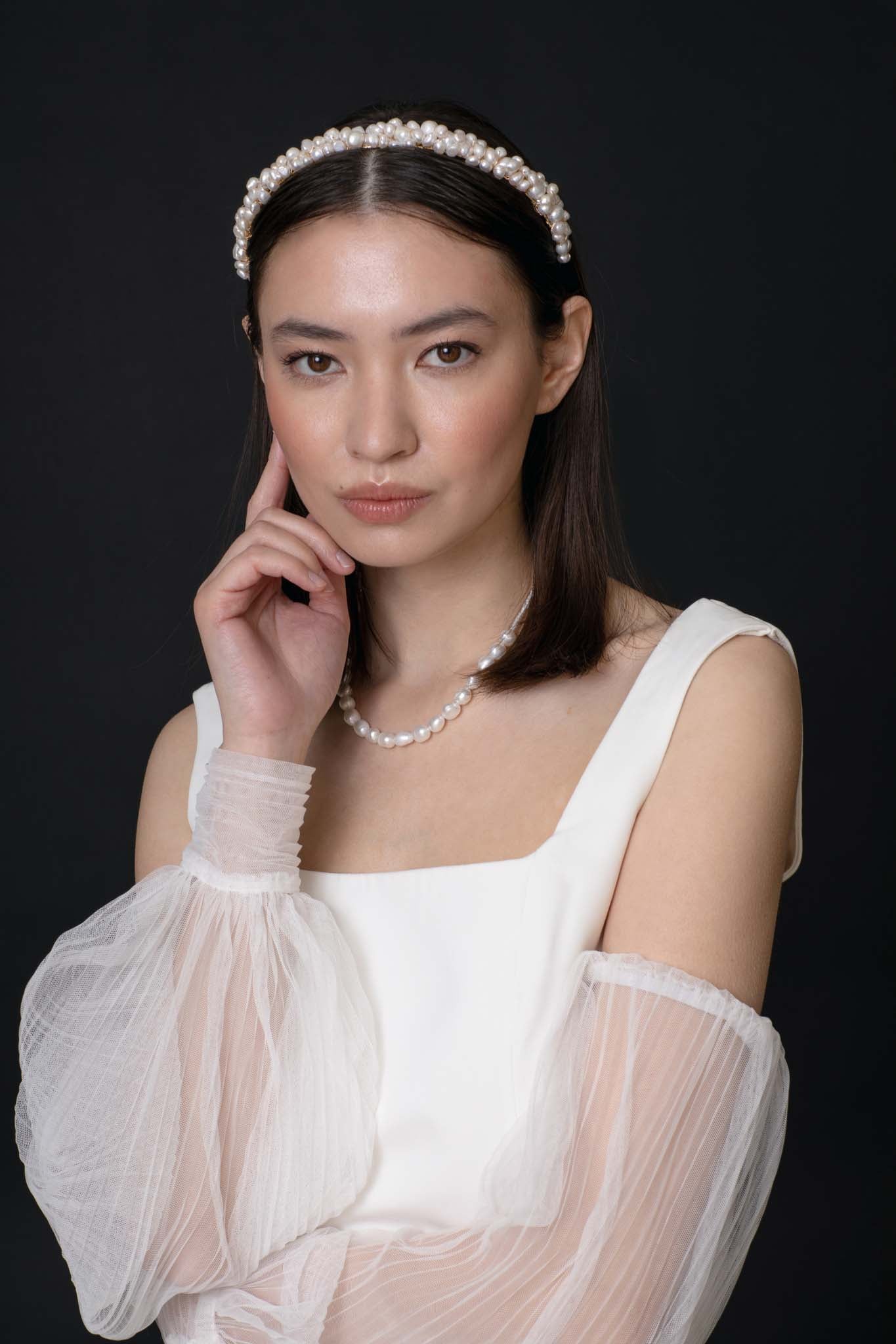 Pearls never fail to create an air of elegant femininity. This headband is the perfect contemporary piece for any bridal moment.